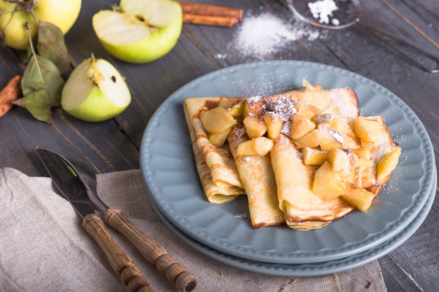 Panqueques. Crepes franceses con rodajas de manzana caramelizada con miel.