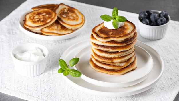 Panqueques de desayuno con arándanos y crema agria