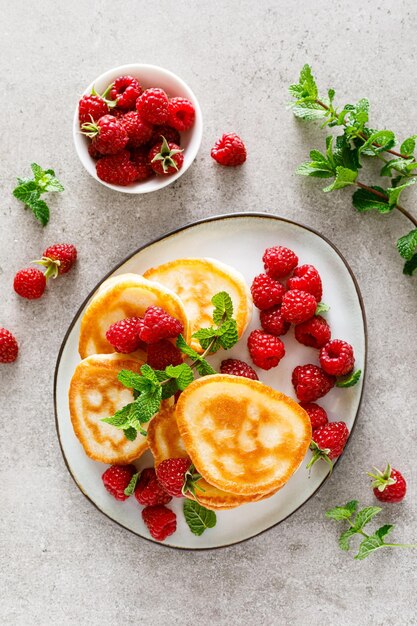 Panqueques de desayuno con frambuesa fresca