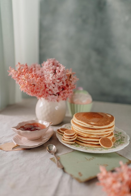 panqueques para el desayuno hechos en casa con mermelada o miel