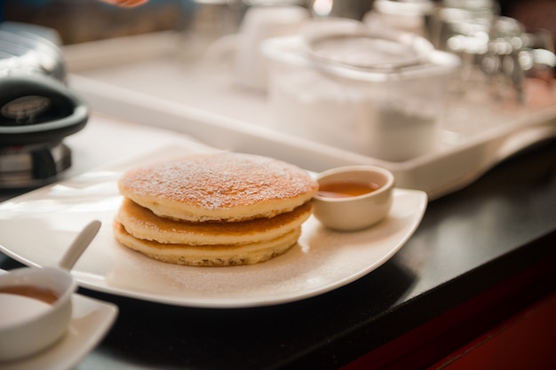 panqueques desayuno en plato blanco