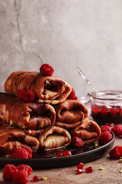 Panqueques dulces con relleno de requesón y cobertura de chocolate con frambuesas