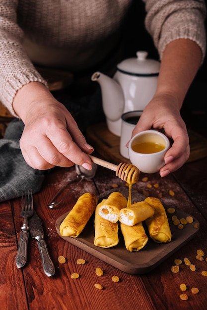 Foto panqueques enrollados dulces con requesón