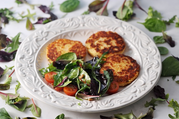 Panqueques con ensalada de papas en un tazón