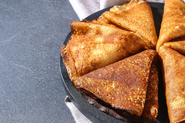 Panqueques finos de la cocina rusa.