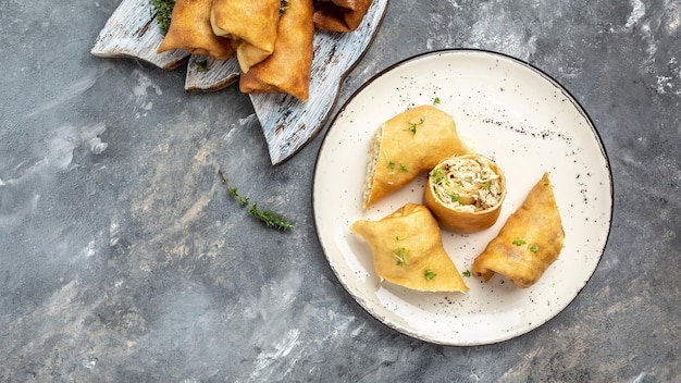 Panqueques finos o crepes rellenos de carne de pollo servidos en un plato blanco, menú de pancartas, lugar de recetas para la vista superior del texto