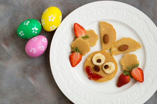 Panqueques en forma de conejitos y huevos de Pascua.