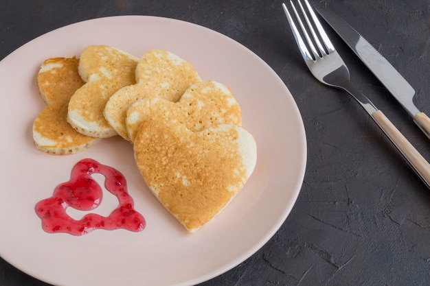 Panqueques en forma de corazón para el desayuno en el día de San Valentín