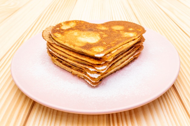 Panqueques en forma de corazón para un desayuno romántico