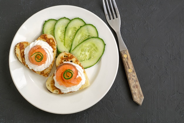 Panqueques en forma de corazón con pepino