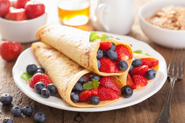 Panqueques con fresa y arándanos para el desayuno