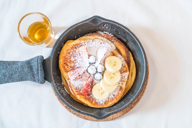 Panqueques De Fresas Con Arándanos Frescos Y Plátanos