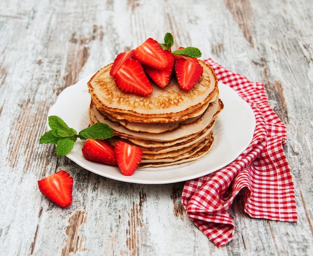 Panqueques con fresas frescas