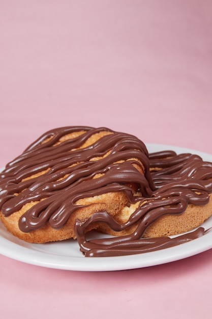 Panqueques frescos en un plato con pasta de chocolate, crema en bollos, panqueques con chocolate