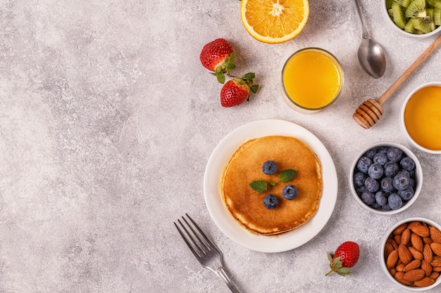 Panqueques con fruta, miel, nueces