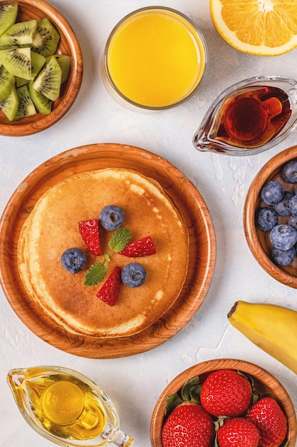 Panqueques con fruta, miel, sirope de arce