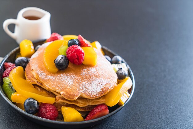 panqueques con frutas mixtas