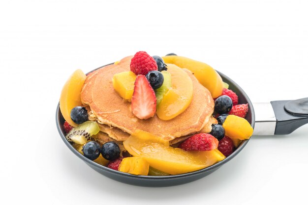 panqueques con frutas mixtas