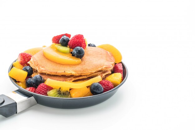 panqueques con frutas mixtas