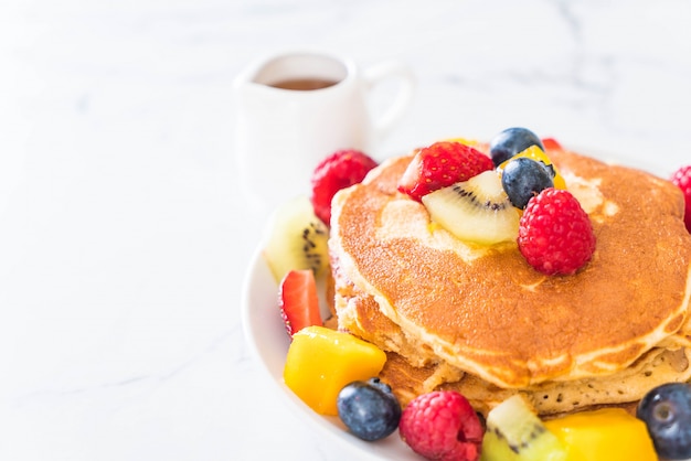 panqueques con frutas mixtas