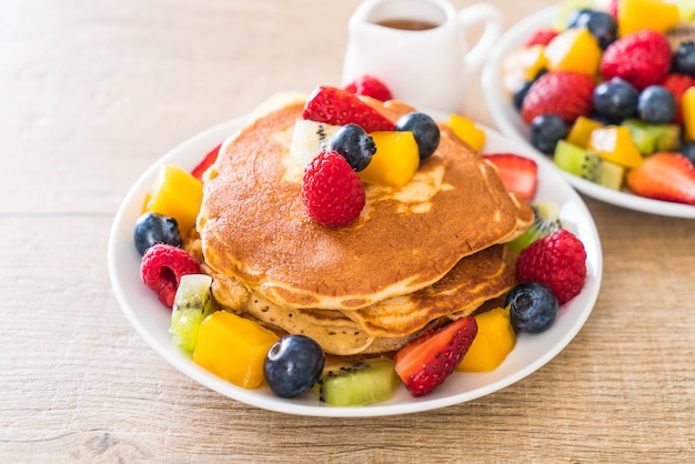 panqueques con frutas mixtas