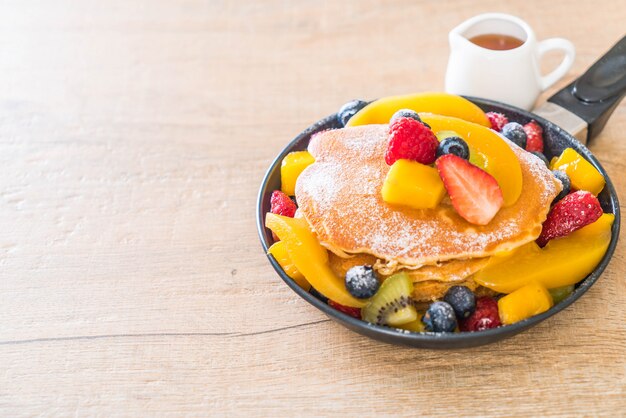 panqueques con frutas mixtas