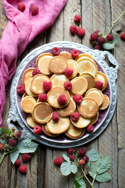 panqueques con frutas en un plato