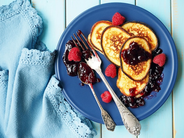 Panqueques con frutos rojos. Crepes comida tradicional para Maslenitsa. Vista superior.