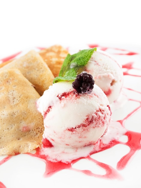 Panqueques con helado de fresa en un plato blanco