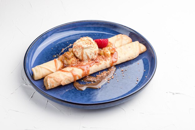 Panqueques con helado de panqueques dulces sobre un fondo blanco Cocina rusa