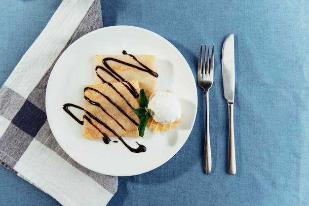 Panqueques con helado y salsa de chocolate