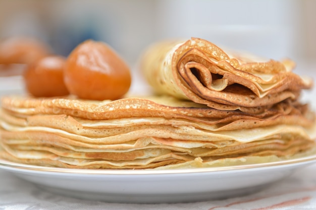 Panqueques horneados en un plato