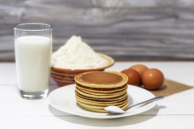 Panqueques con ingredientes harina huevos leche soda