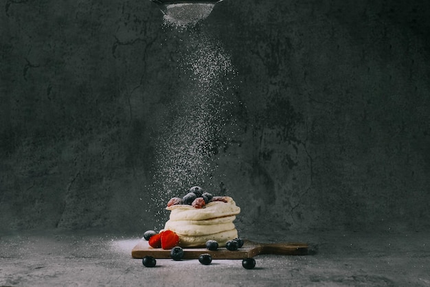 Foto panqueques japoneses populares panqueques soufflé espolvoreados con azúcar en polvo aislado en cemento