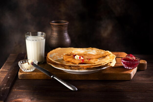 Panqueques con mantequilla de mermelada y leche