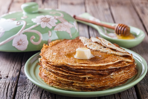 Panqueques con mantequilla y miel.