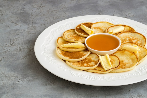 Panqueques con mantequilla y miel.