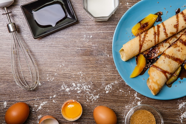 Panqueques Con Melocotones, Chocolate Cubierto