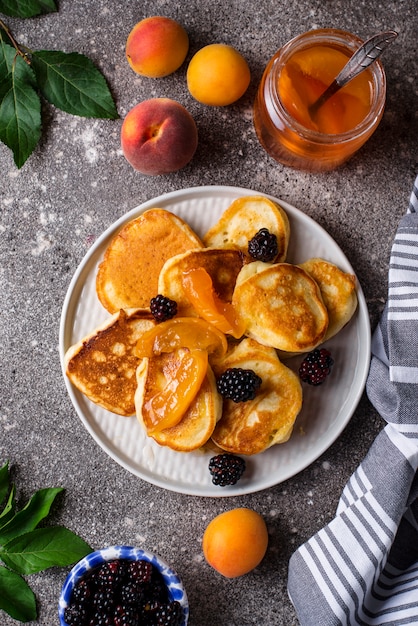 Panqueques con mermelada de albaricoque y bayas