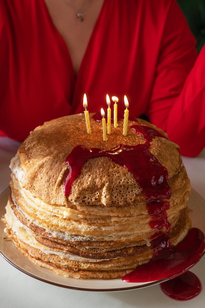 Panqueques con mermelada de bayas y velas