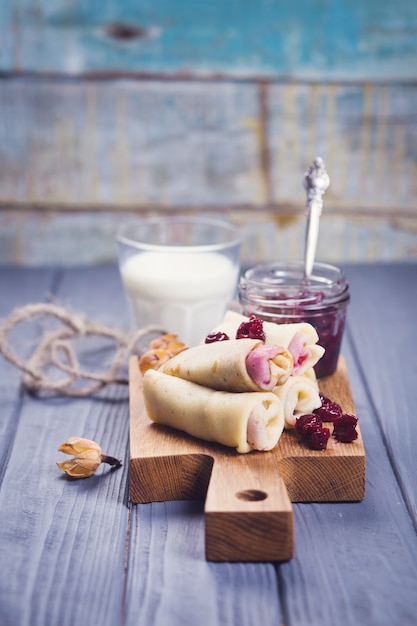 Panqueques con mermelada de cerezas