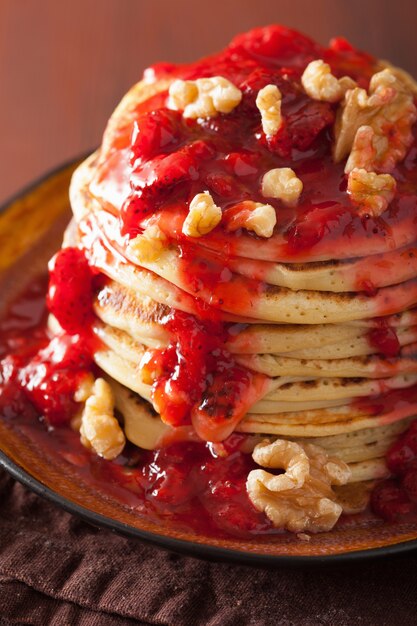 Panqueques con mermelada de fresa y nueces. postre sabroso