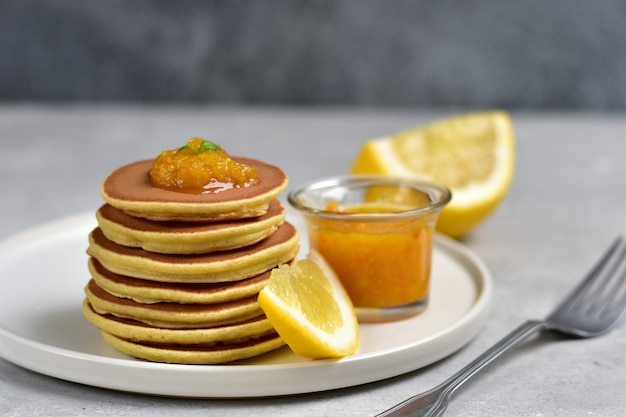 Panqueques con mermelada de limón en un plato blanco