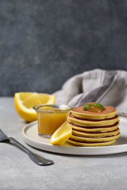 Panqueques con mermelada de limón en un plato blanco