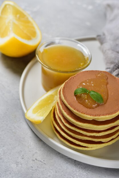 Panqueques con mermelada de limón en un plato blanco