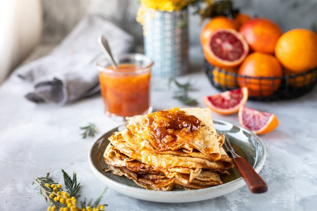 Panqueques con mermelada de naranja roja