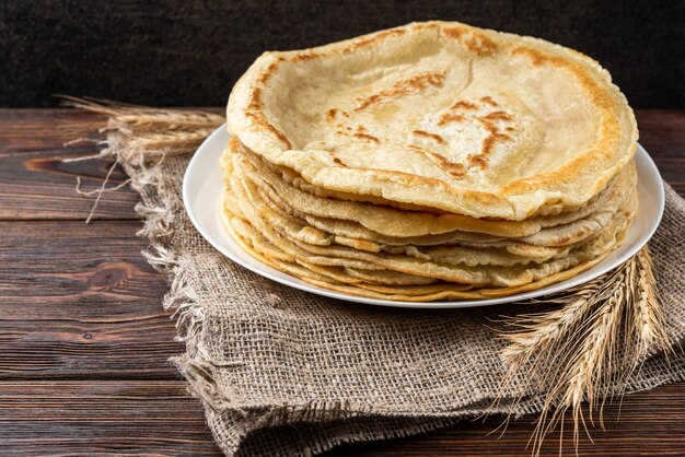 Panqueques en mesa de madera