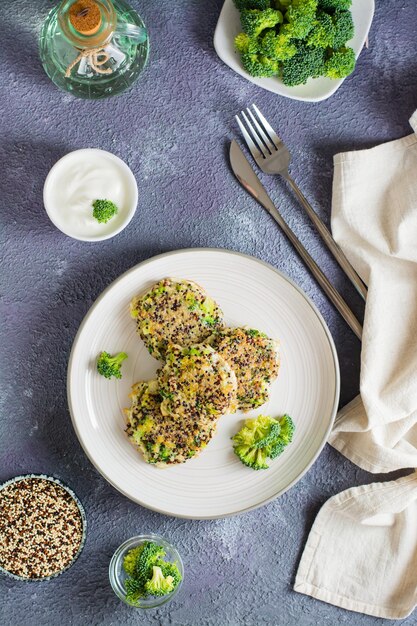 Panqueques de mezcla de quinoa y brócoli fritos en un plato Comida vegetariana saludable Vista superior y vertical