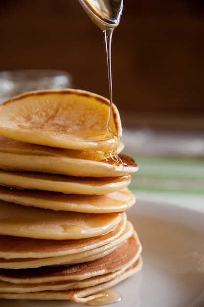 Panqueques con miel para el desayuno.