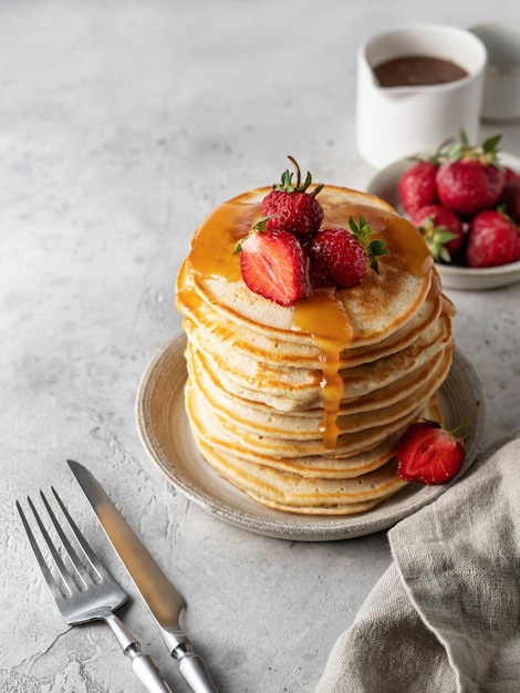 Panqueques con miel, fresas, cuchillo y tenedor y espacio de texto Concepto de desayuno casero